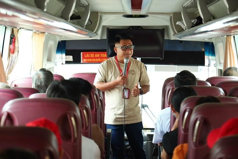 mot nhom dong nghiep lam viec nhom de giai mot cau do team building